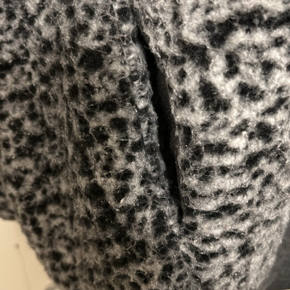 Soft and cozy fleece pullover Gotta go! 🤑 Bundle and save!!! - Picture 3 of 3